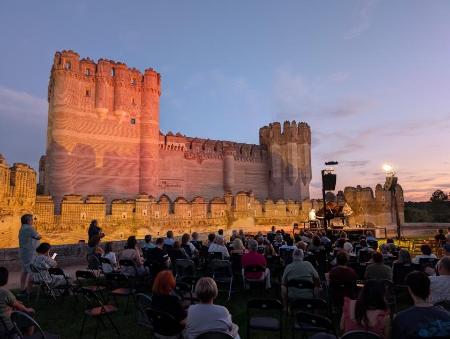 Imagen Coca se convirtió en el gran escenario de la Noche en Blanco y Negro de la Diputación de Segovia